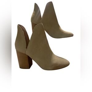 NWOT Steve Madden Women’s Tan Heeled Ankle Booties Suede Leather. Size 9